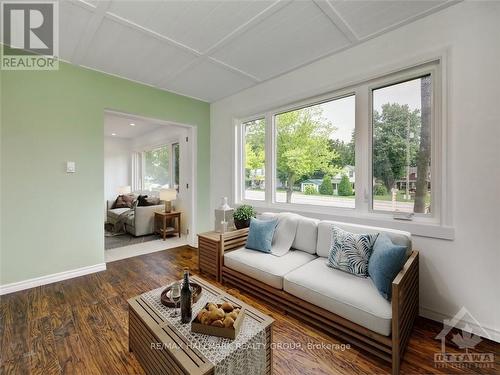 8692 Bank Street, Ottawa, ON - Indoor Photo Showing Living Room