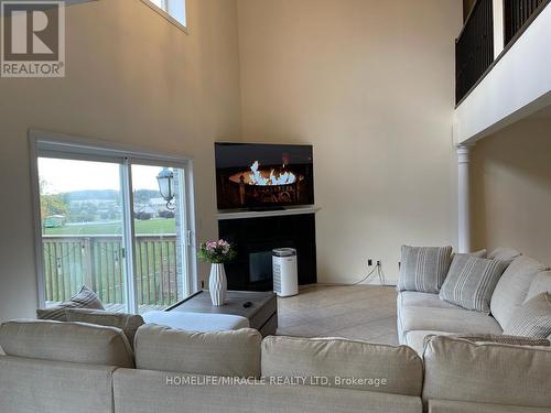 455 Champlain Avenue N, Woodstock, ON - Indoor Photo Showing Living Room