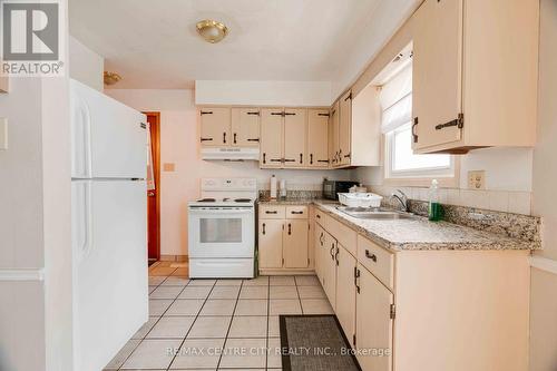 999 Eagle Crescent, London, ON - Indoor Photo Showing Kitchen With Double Sink