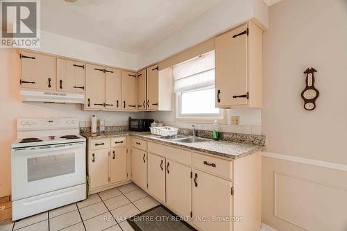 999 Eagle Crescent, London, ON - Indoor Photo Showing Kitchen With Double Sink