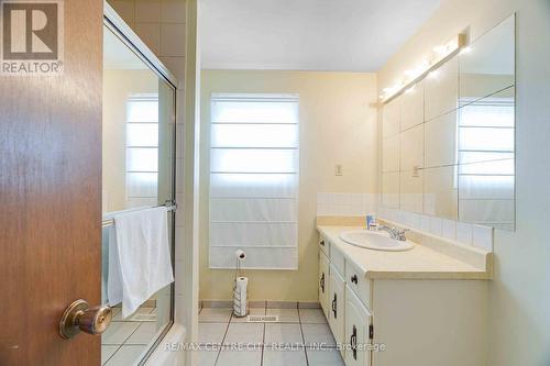 999 Eagle Crescent, London, ON - Indoor Photo Showing Bathroom