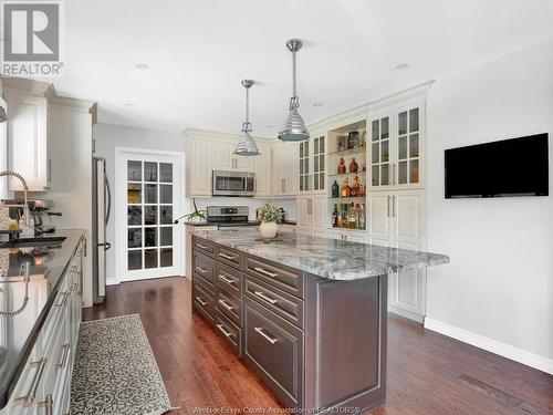 743 Old Tecumseh Road, Lakeshore, ON - Indoor Photo Showing Kitchen With Upgraded Kitchen