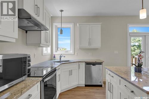 5389 Mckenna Crescent, Regina, SK - Indoor Photo Showing Kitchen With Double Sink With Upgraded Kitchen