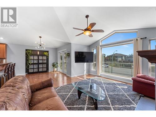 2570 Copper Ridge Way, West Kelowna, BC - Indoor Photo Showing Living Room