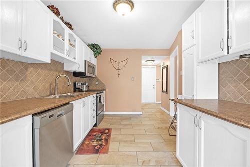 35 Jacqueline Boulevard, Hamilton, ON - Indoor Photo Showing Kitchen With Double Sink