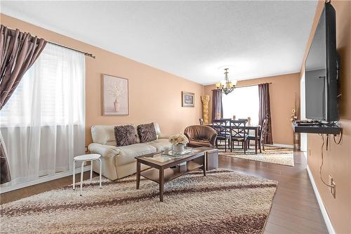 35 Jacqueline Boulevard, Hamilton, ON - Indoor Photo Showing Living Room