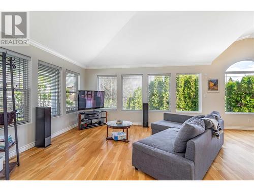 311 Woodpark Crescent, Kelowna, BC - Indoor Photo Showing Living Room