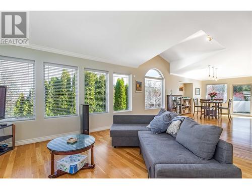 311 Woodpark Crescent, Kelowna, BC - Indoor Photo Showing Living Room