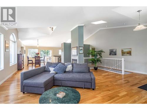 311 Woodpark Crescent, Kelowna, BC - Indoor Photo Showing Living Room