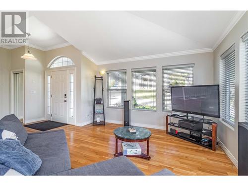 311 Woodpark Crescent, Kelowna, BC - Indoor Photo Showing Living Room