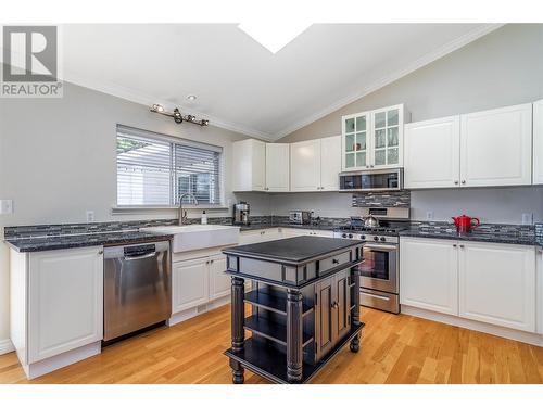 311 Woodpark Crescent, Kelowna, BC - Indoor Photo Showing Kitchen With Stainless Steel Kitchen