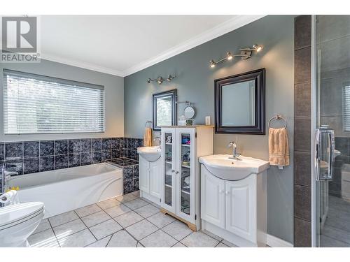 311 Woodpark Crescent, Kelowna, BC - Indoor Photo Showing Bathroom