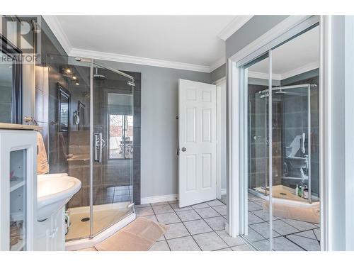 311 Woodpark Crescent, Kelowna, BC - Indoor Photo Showing Bathroom