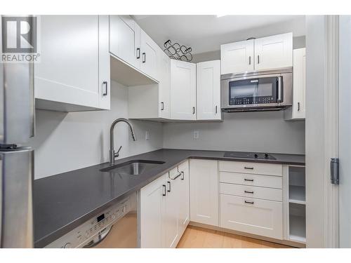 311 Woodpark Crescent, Kelowna, BC - Indoor Photo Showing Kitchen