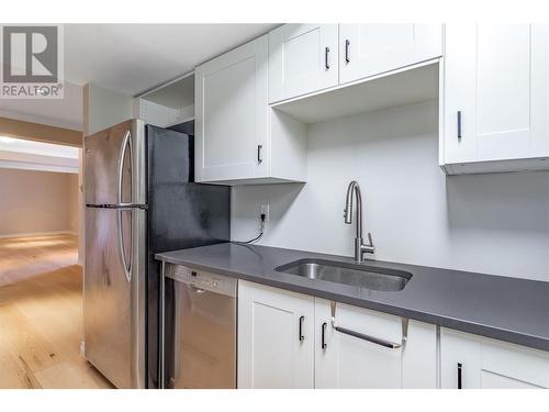 311 Woodpark Crescent, Kelowna, BC - Indoor Photo Showing Kitchen