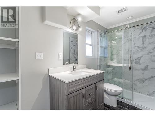 311 Woodpark Crescent, Kelowna, BC - Indoor Photo Showing Bathroom