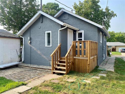 2820 Rosser Avenue, Brandon, MB - Outdoor