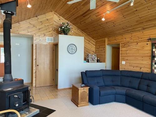 36 Poplar Bay Road, Kenora, ON - Indoor Photo Showing Living Room