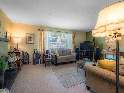 1570 Southview Terrace, Kamloops, BC - Indoor Photo Showing Living Room