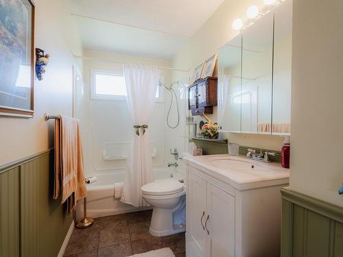 1570 Southview Terrace, Kamloops, BC - Indoor Photo Showing Bathroom