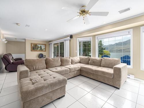 6961 Savona Access Rd, Kamloops, BC - Indoor Photo Showing Living Room