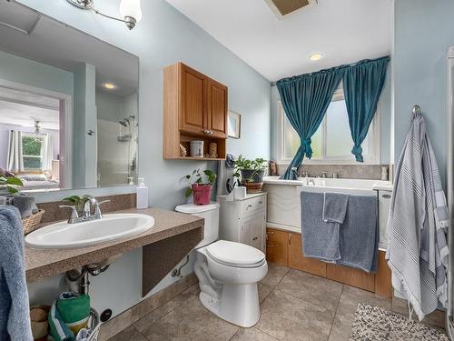 1020 Selkirk Ave, Kamloops, BC - Indoor Photo Showing Bathroom