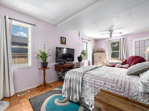 1020 Selkirk Ave, Kamloops, BC - Indoor Photo Showing Bedroom