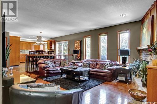 2347 Brodie Bay E, Regina, SK - Indoor Photo Showing Living Room