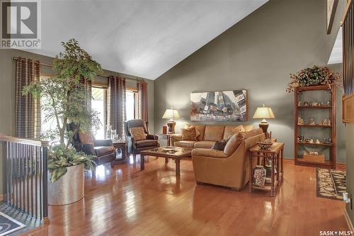 2347 Brodie Bay E, Regina, SK - Indoor Photo Showing Living Room