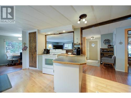 4075 Mcclain Road Unit# 51, Kelowna, BC - Indoor Photo Showing Kitchen