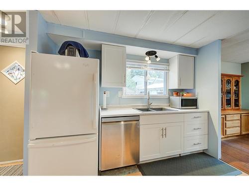 4075 Mcclain Road Unit# 51, Kelowna, BC - Indoor Photo Showing Kitchen With Double Sink