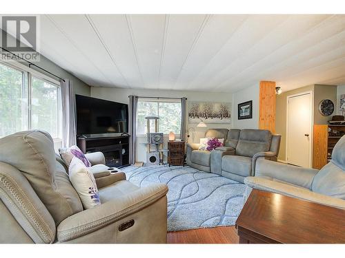 4075 Mcclain Road Unit# 51, Kelowna, BC - Indoor Photo Showing Living Room