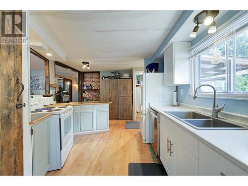 4075 Mcclain Road Unit# 51, Kelowna, BC - Indoor Photo Showing Kitchen With Double Sink