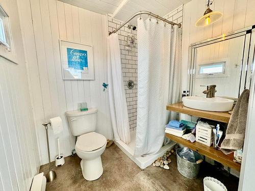 Bathroom - 1708 Route 199, Les Îles-De-La-Madeleine, QC - Indoor Photo Showing Bathroom