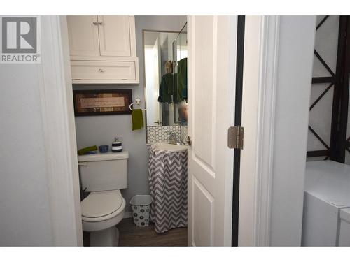 606 Nighthawk Avenue, Vernon, BC - Indoor Photo Showing Bathroom