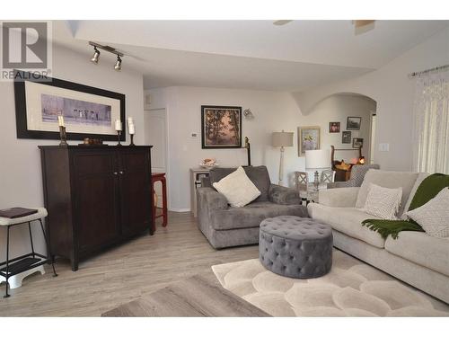 606 Nighthawk Avenue, Vernon, BC - Indoor Photo Showing Living Room