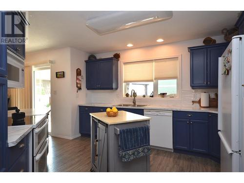 606 Nighthawk Avenue, Vernon, BC - Indoor Photo Showing Kitchen With Double Sink