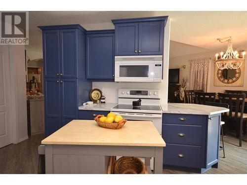 606 Nighthawk Avenue, Vernon, BC - Indoor Photo Showing Kitchen