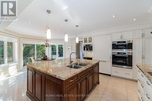 4027 Lookout Court, Mississauga, ON - Indoor Photo Showing Kitchen With Double Sink With Upgraded Kitchen