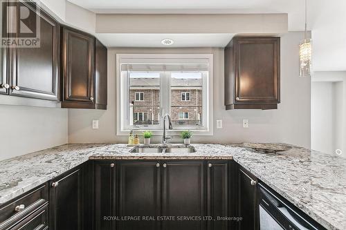 252 Ellen Davidson Drive, Oakville, ON - Indoor Photo Showing Kitchen With Double Sink With Upgraded Kitchen