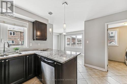 252 Ellen Davidson Drive, Oakville, ON - Indoor Photo Showing Kitchen With Double Sink With Upgraded Kitchen