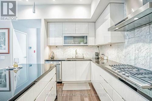 Th03 - 129 Mcmahon Drive, Toronto (Bayview Village), ON - Indoor Photo Showing Kitchen With Upgraded Kitchen