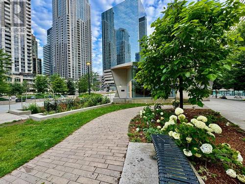 2002 - 801 Bay Street, Toronto (Bay Street Corridor), ON - Outdoor