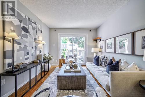 60 Rock Fern Way, Toronto (Don Valley Village), ON - Indoor Photo Showing Living Room