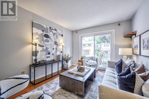 60 Rock Fern Way, Toronto (Don Valley Village), ON - Indoor Photo Showing Living Room