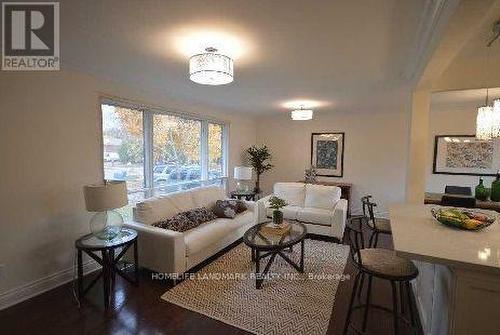 34 Gentry Crescent, Richmond Hill, ON - Indoor Photo Showing Living Room