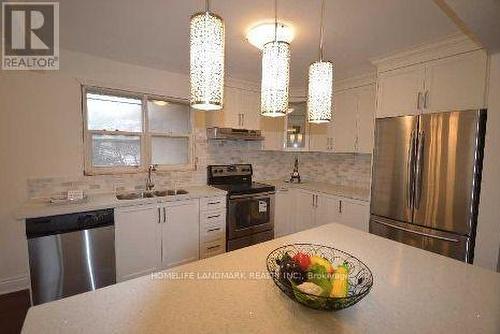 34 Gentry Crescent, Richmond Hill, ON - Indoor Photo Showing Kitchen With Double Sink With Upgraded Kitchen