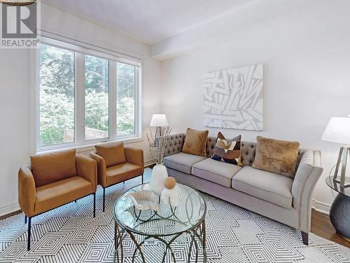 100 Radial Drive, Aurora, ON - Indoor Photo Showing Living Room