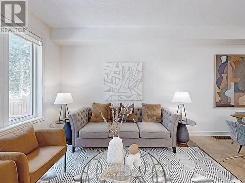 100 Radial Drive, Aurora, ON - Indoor Photo Showing Living Room