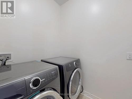 100 Radial Drive, Aurora, ON - Indoor Photo Showing Laundry Room